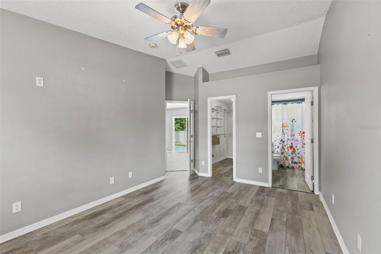 560 ROBIN HILL CIR