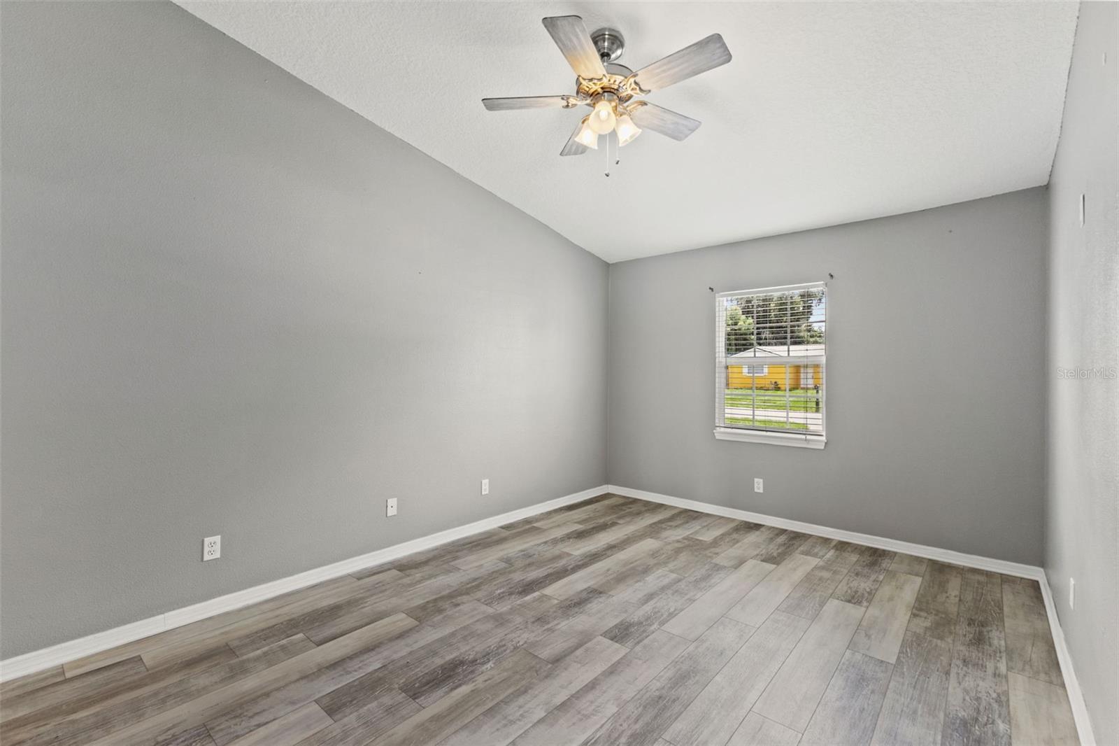 560 ROBIN HILL CIR