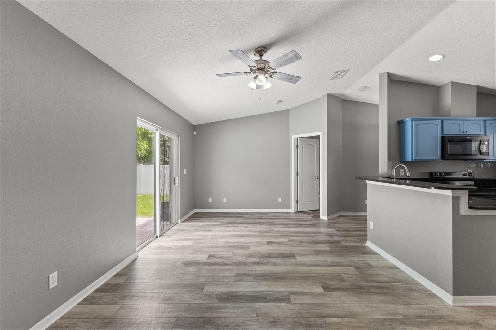560 ROBIN HILL CIR
