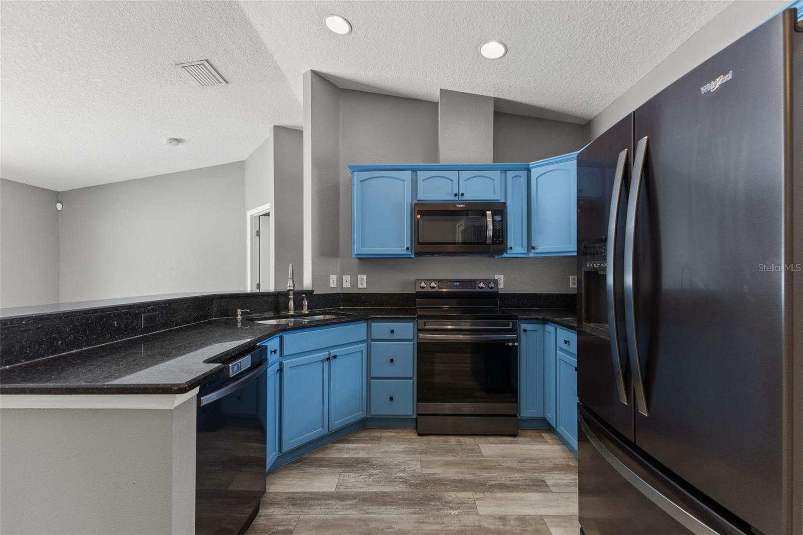 560 ROBIN HILL CIR