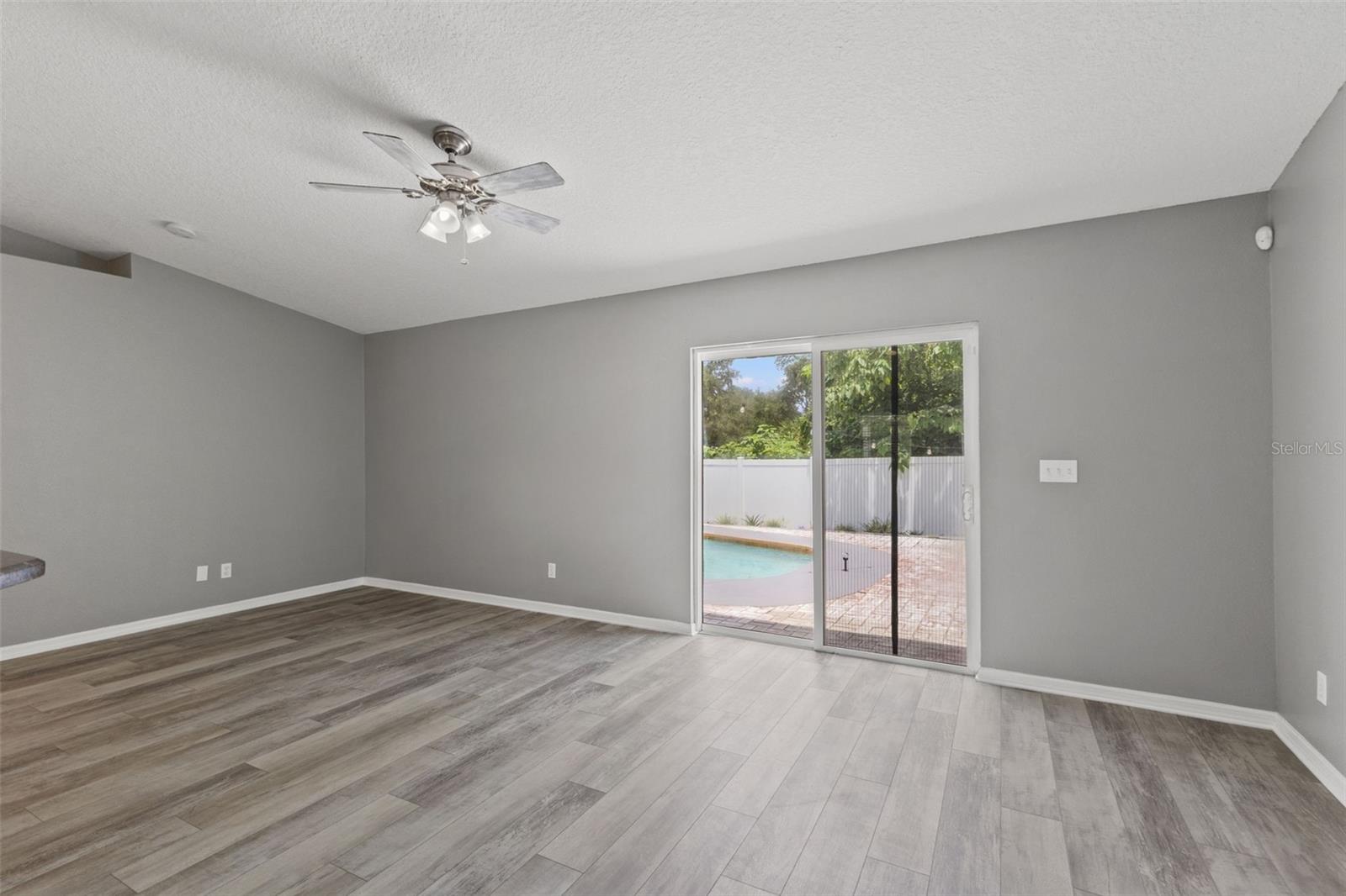 560 ROBIN HILL CIR