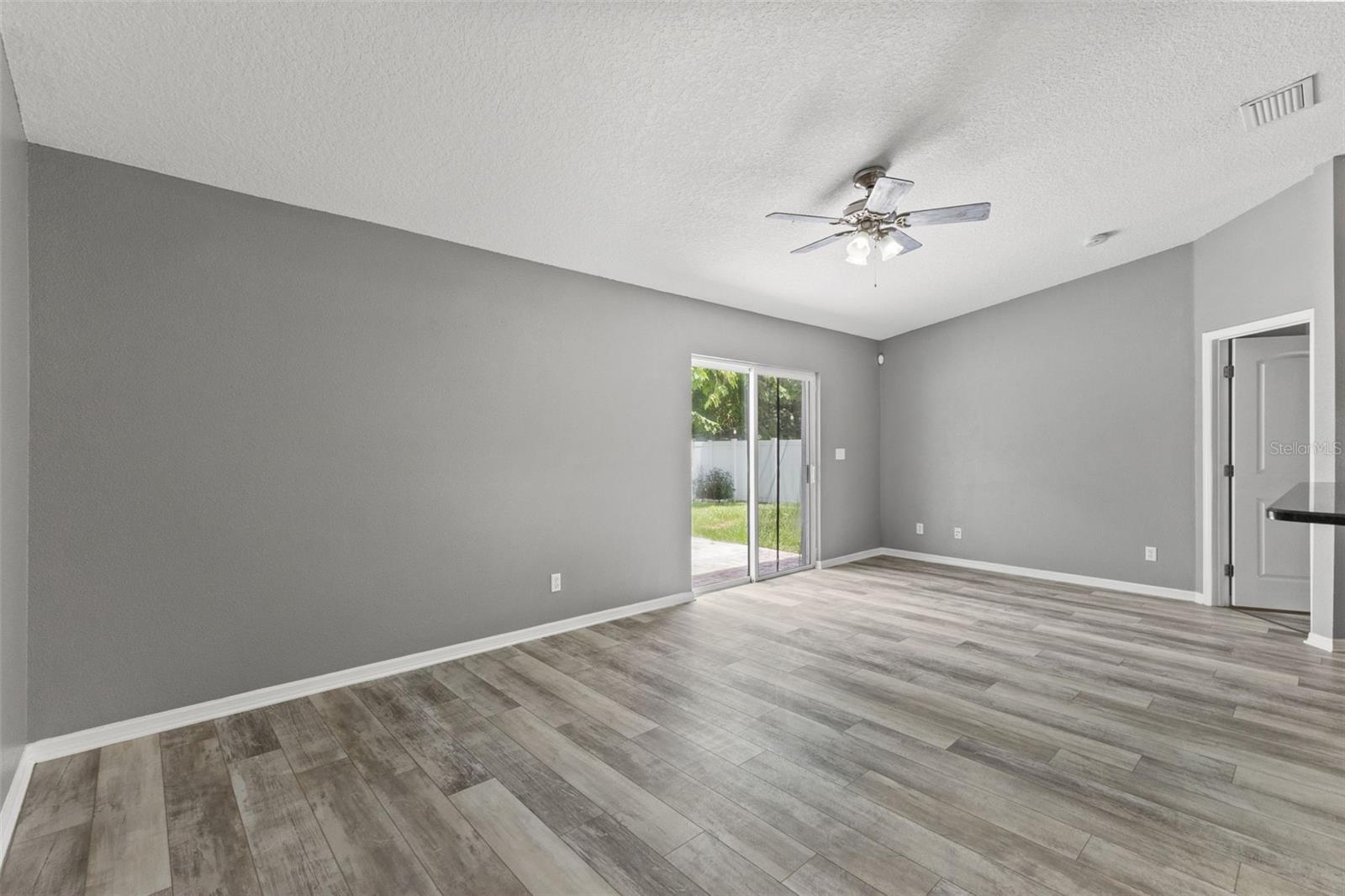 560 ROBIN HILL CIR