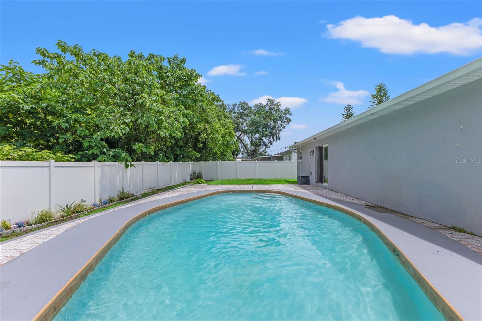 560 ROBIN HILL CIR