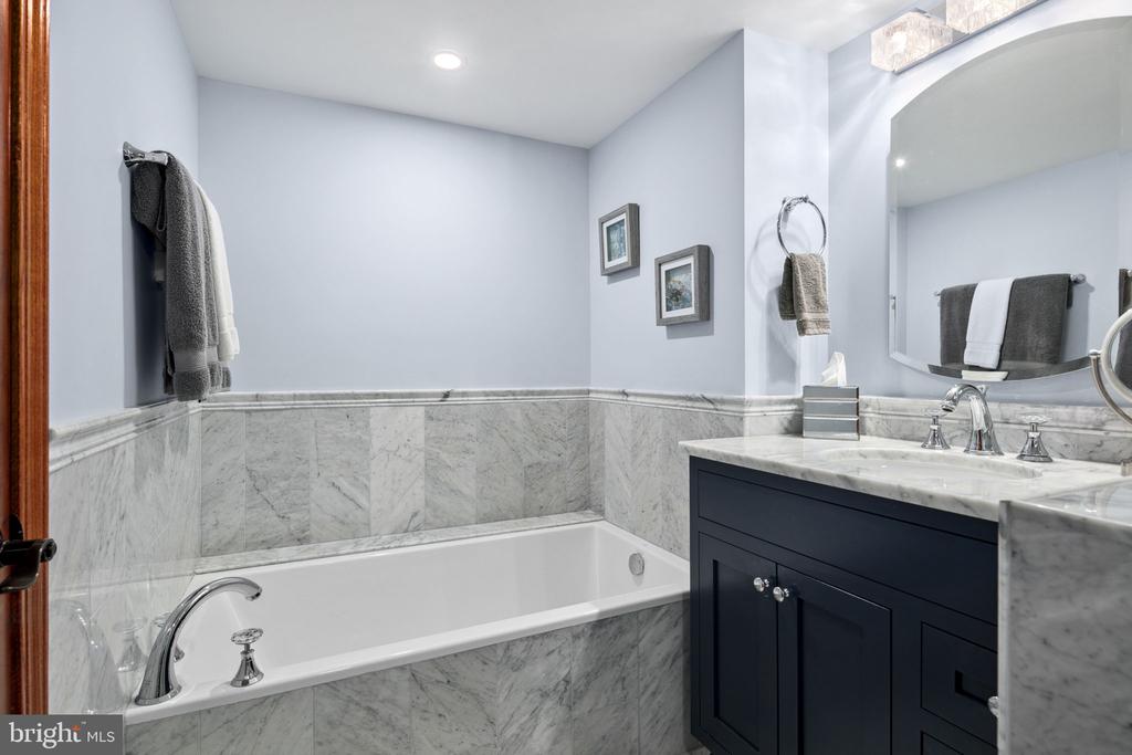 1600 N OAK STREET Unit: 219