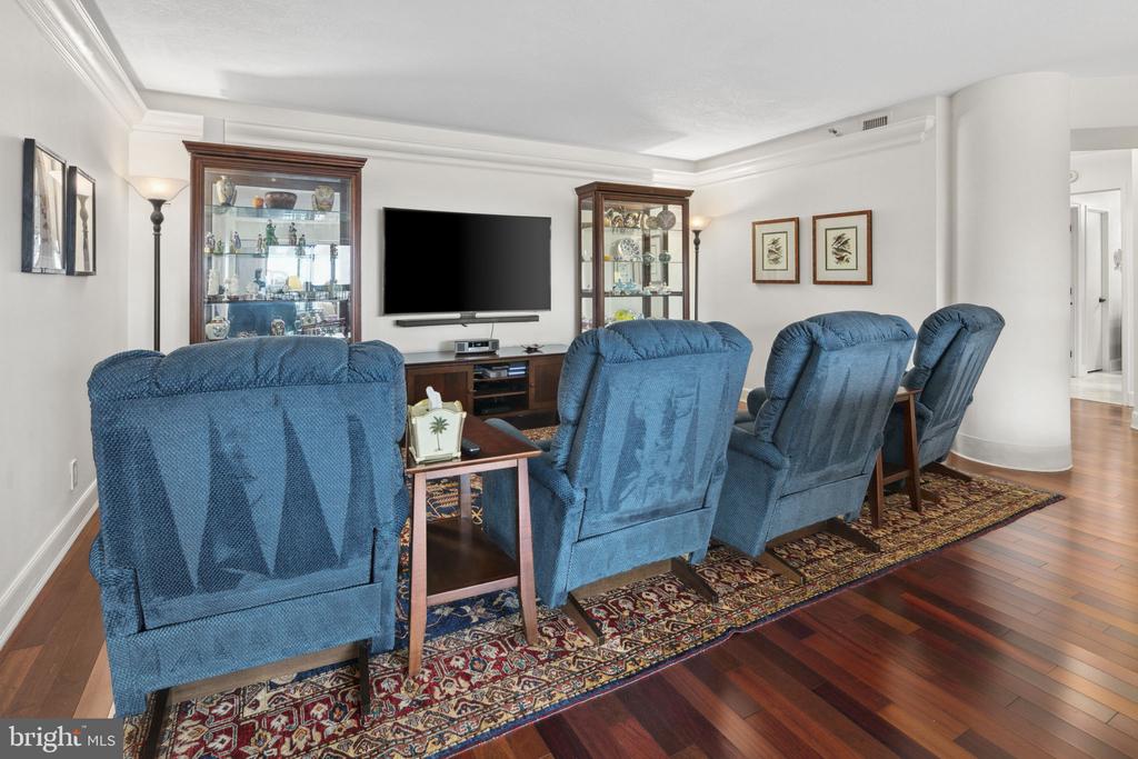 1600 N OAK STREET Unit: 219