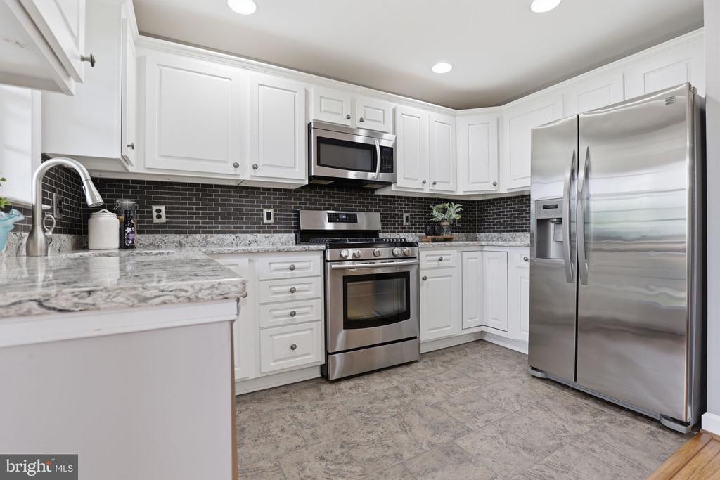 6924 FAIRFAX DRIVE Unit: 230