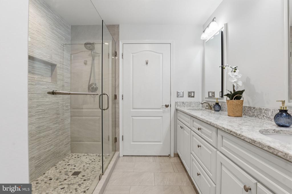 6924 FAIRFAX DRIVE Unit: 230