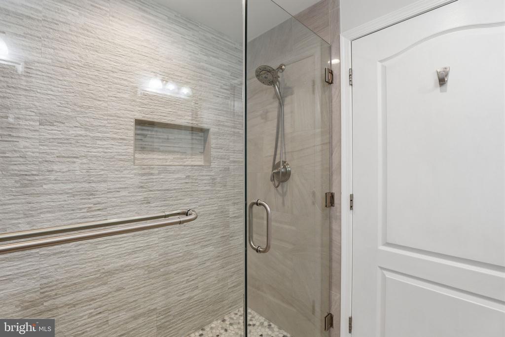 6924 FAIRFAX DRIVE Unit: 230