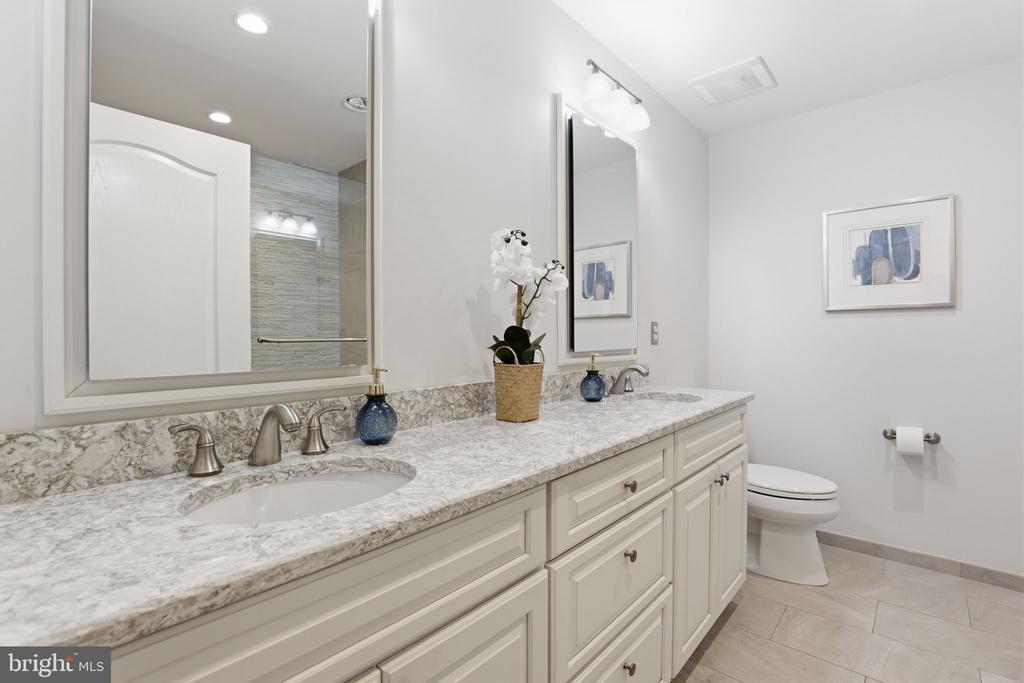 6924 FAIRFAX DRIVE Unit: 230