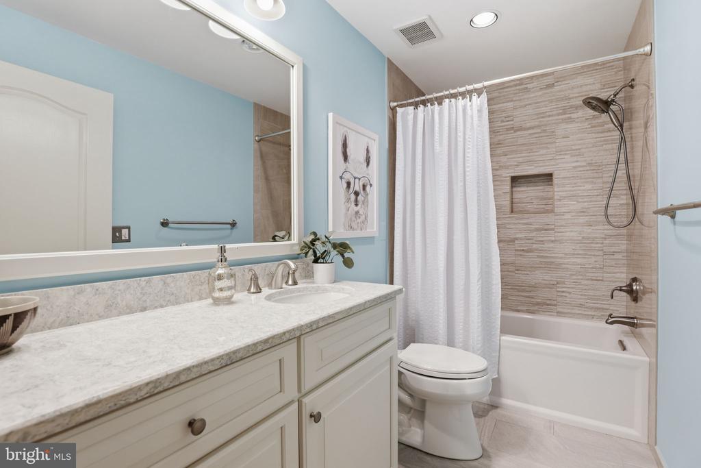 6924 FAIRFAX DRIVE Unit: 230