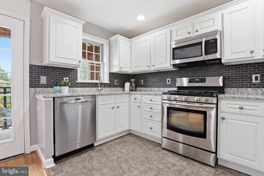 6924 FAIRFAX DRIVE Unit: 230
