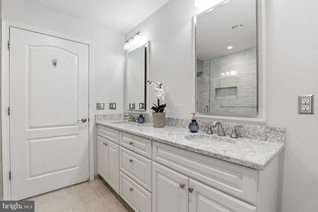 6924 FAIRFAX DRIVE Unit: 230