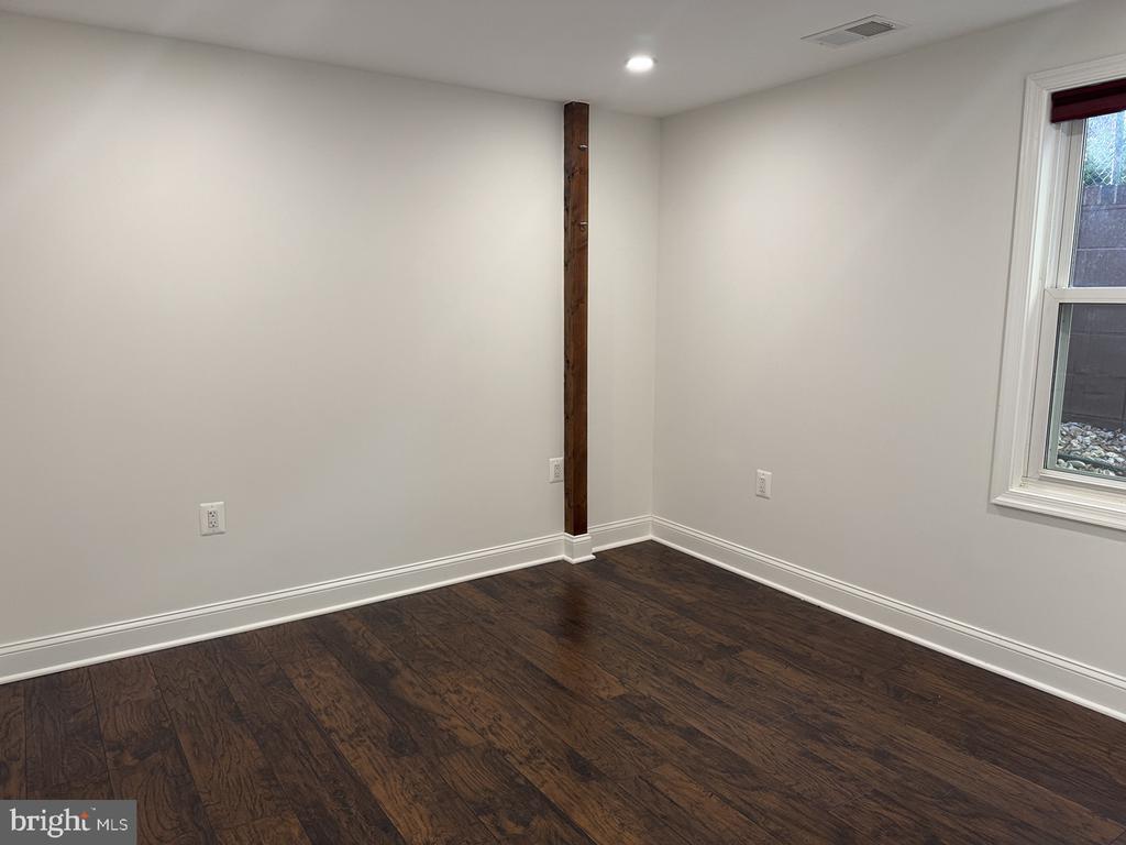 5529 FAIRFAX DRIVE