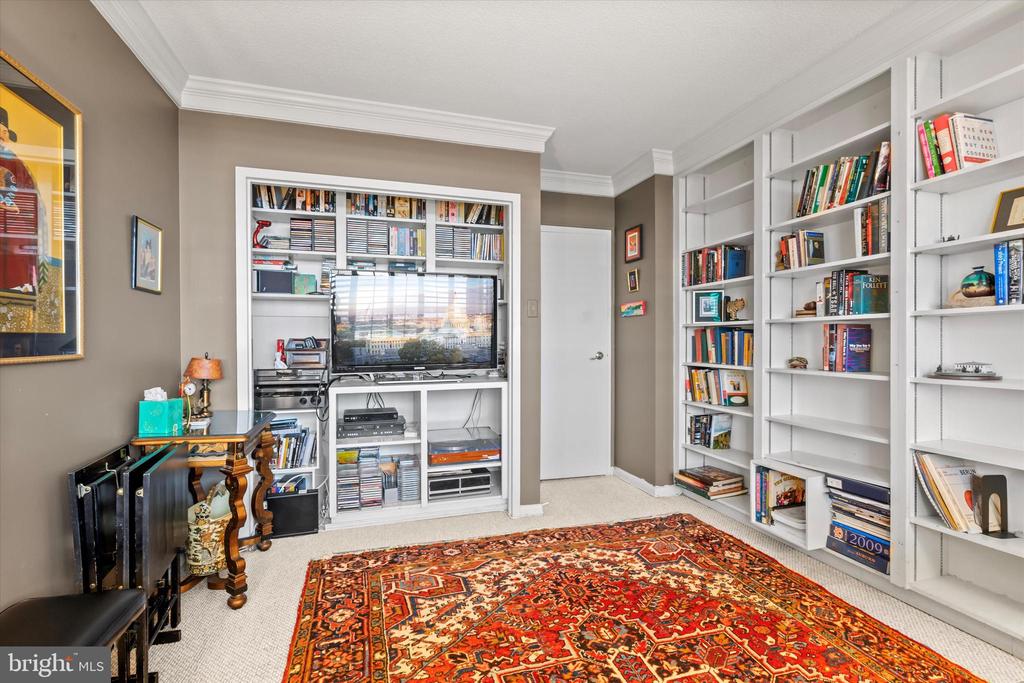 400 MADISON STREET Unit: 802