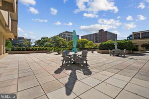 400 MADISON STREET Unit: 802