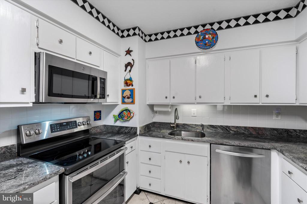 400 MADISON STREET Unit: 802