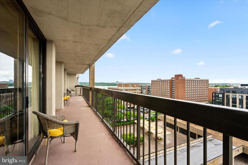 400 MADISON STREET Unit: 802
