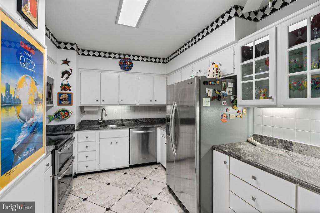400 MADISON STREET Unit: 802