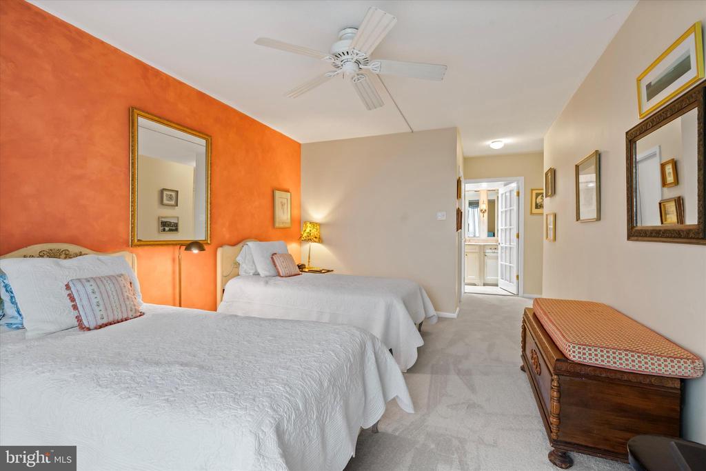 400 MADISON STREET Unit: 802