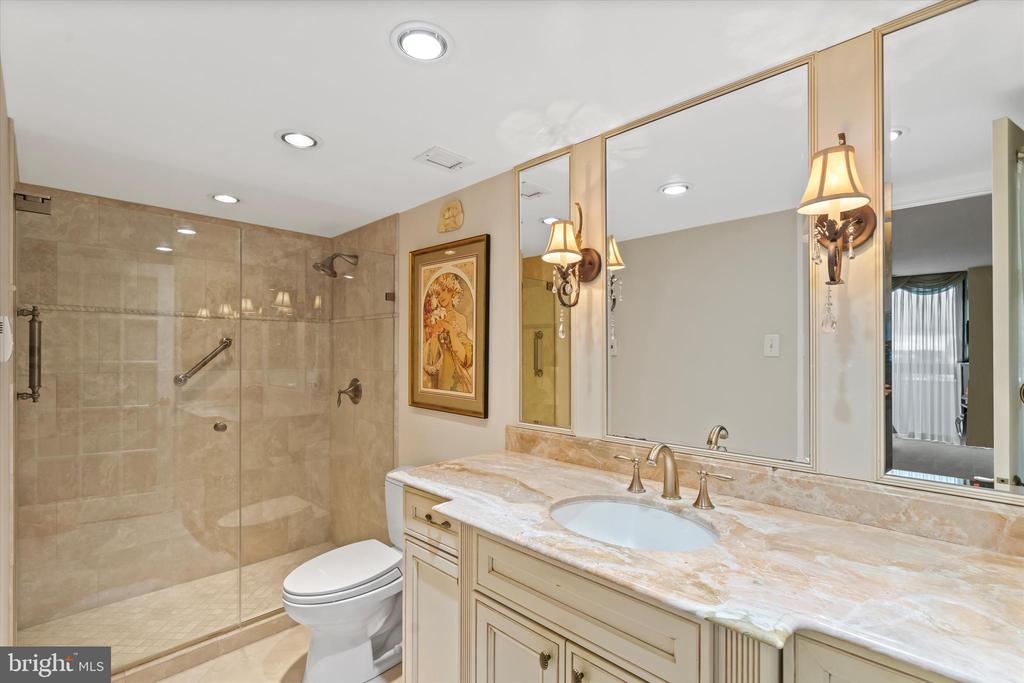 400 MADISON STREET Unit: 802