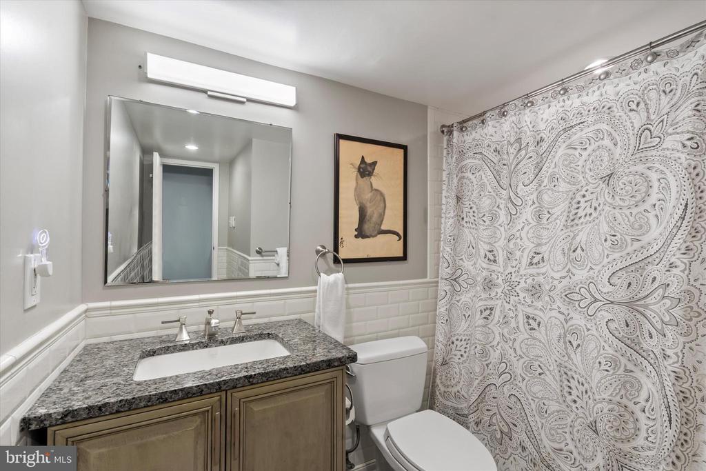 400 MADISON STREET Unit: 802