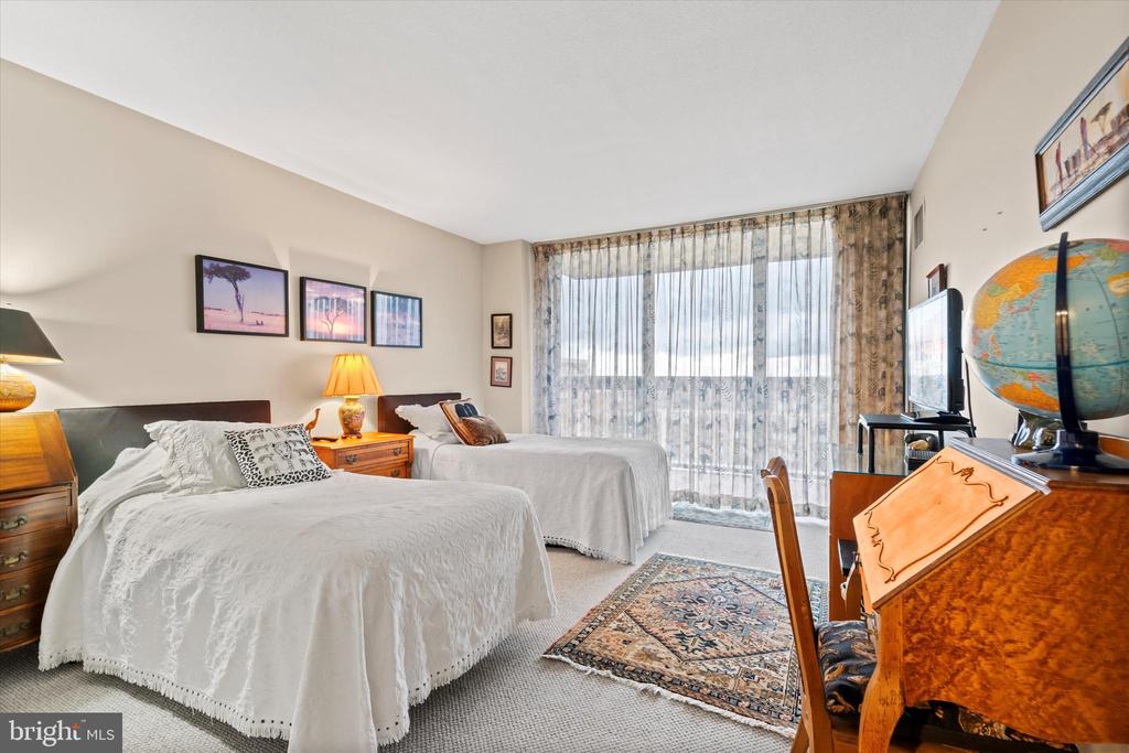 400 MADISON STREET Unit: 802