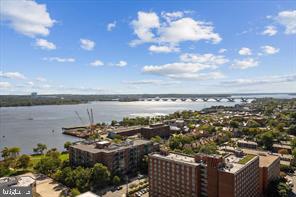 400 MADISON STREET Unit: 802