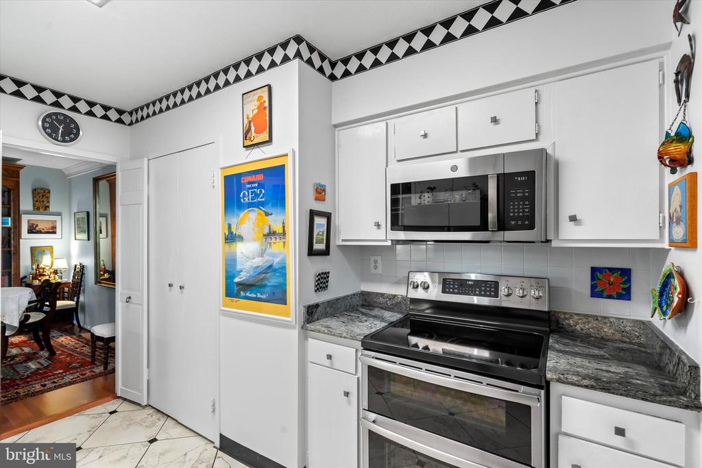 400 MADISON STREET Unit: 802