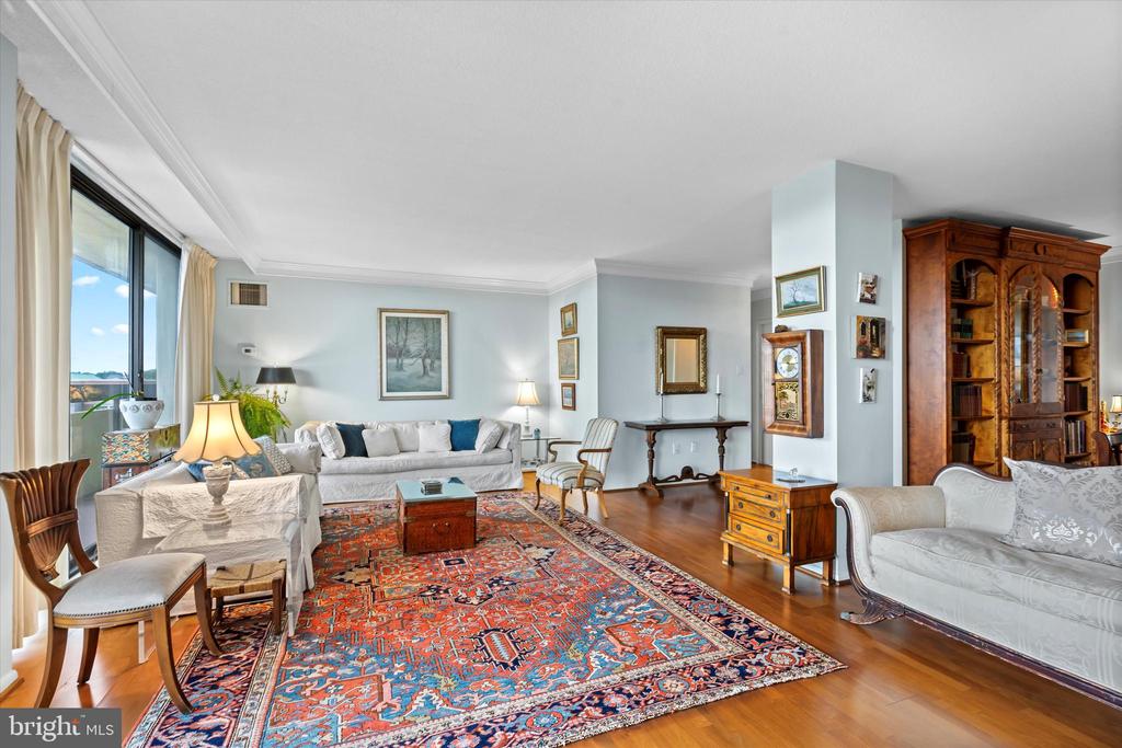 400 MADISON STREET Unit: 802