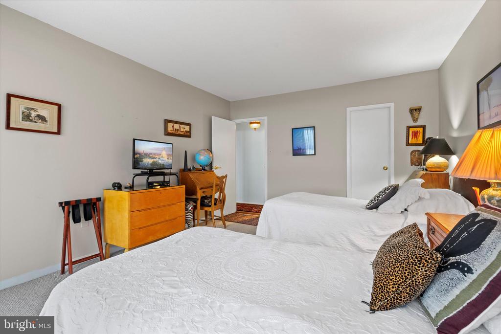400 MADISON STREET Unit: 802