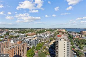 400 MADISON STREET Unit: 802