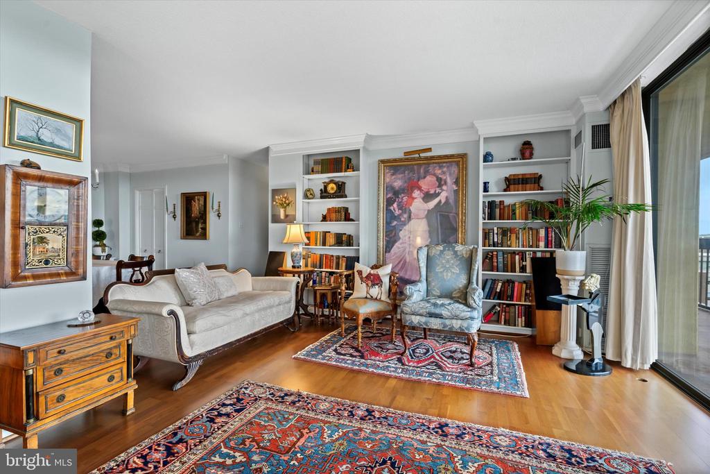 400 MADISON STREET Unit: 802