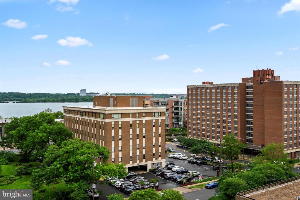 400 MADISON STREET Unit: 802