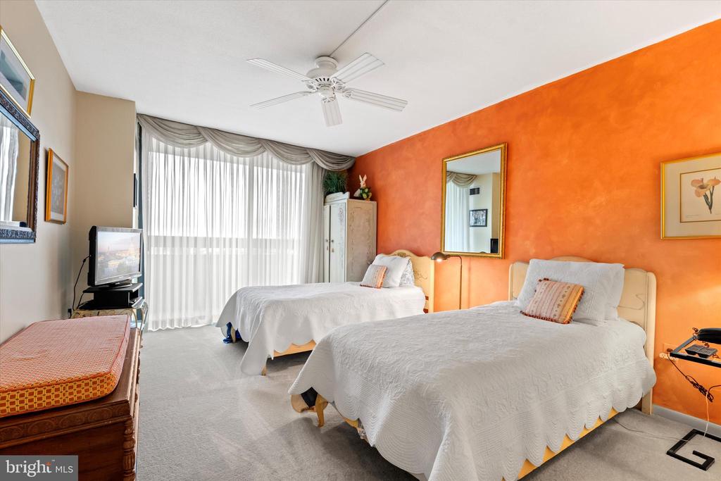 400 MADISON STREET Unit: 802