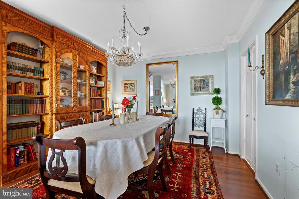 400 MADISON STREET Unit: 802