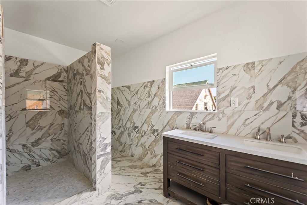 2320 W 25th
