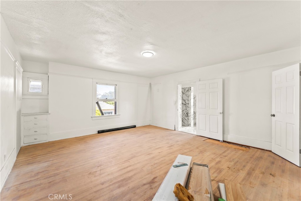 2320 W 25th