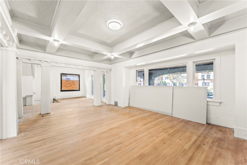 2320 W 25th