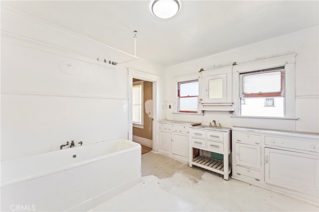 2320 W 25th