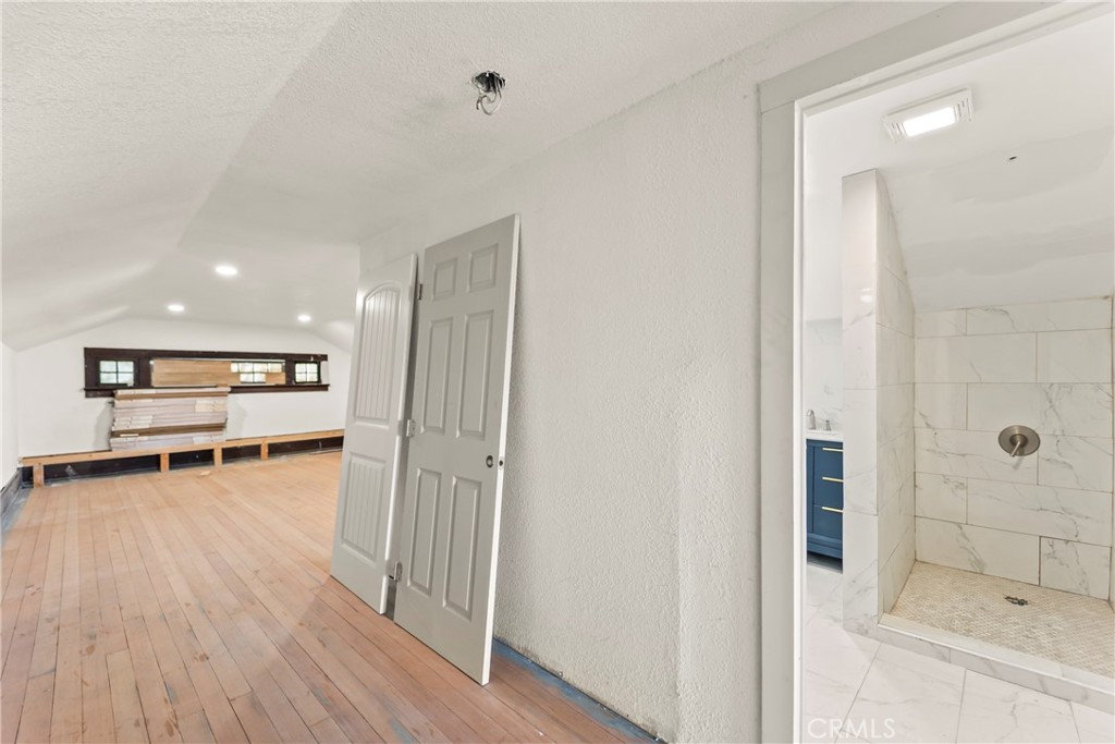 2320 W 25th