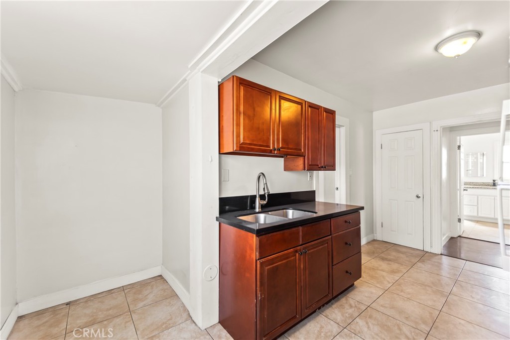 2320 W 25th