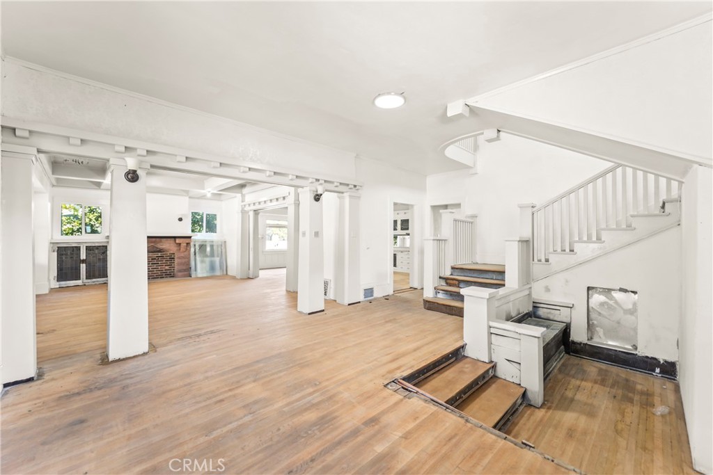 2320 W 25th