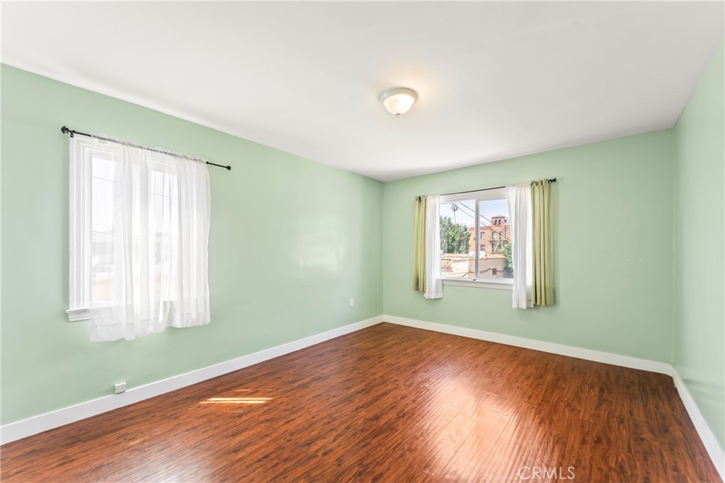 2320 W 25th