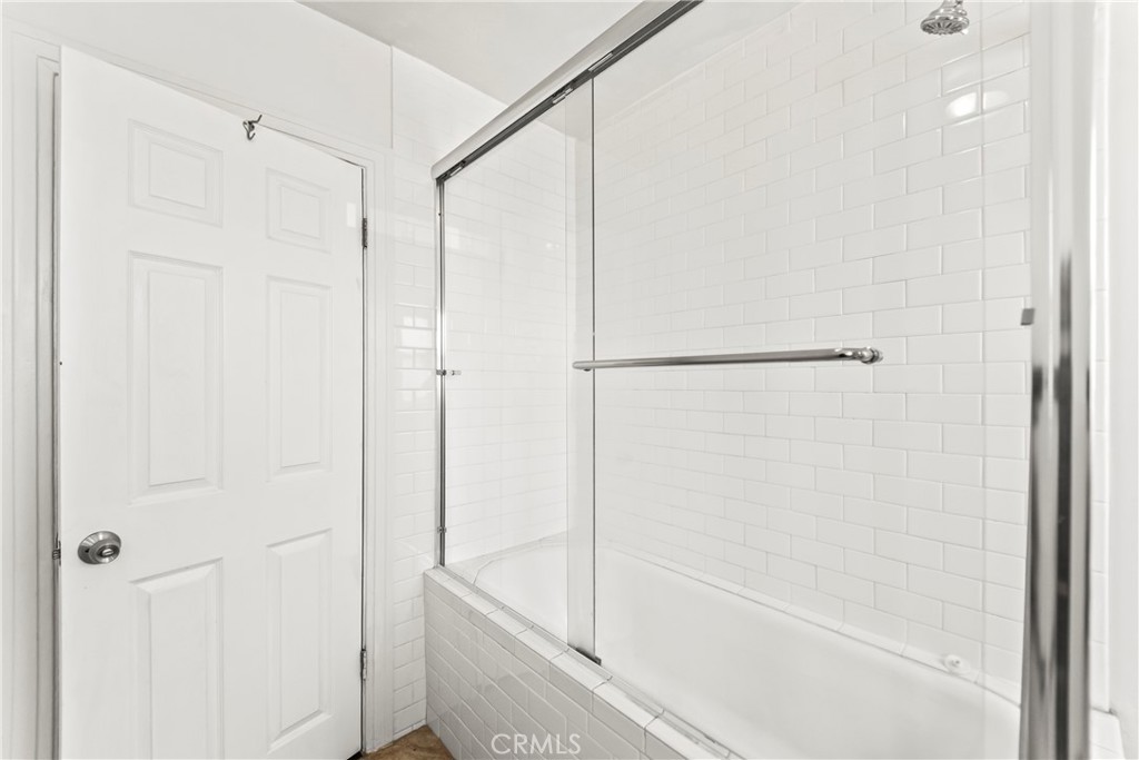 2320 W 25th