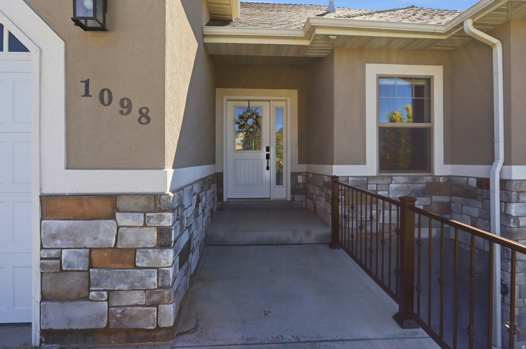 1098 N VALLEY VIEW DR