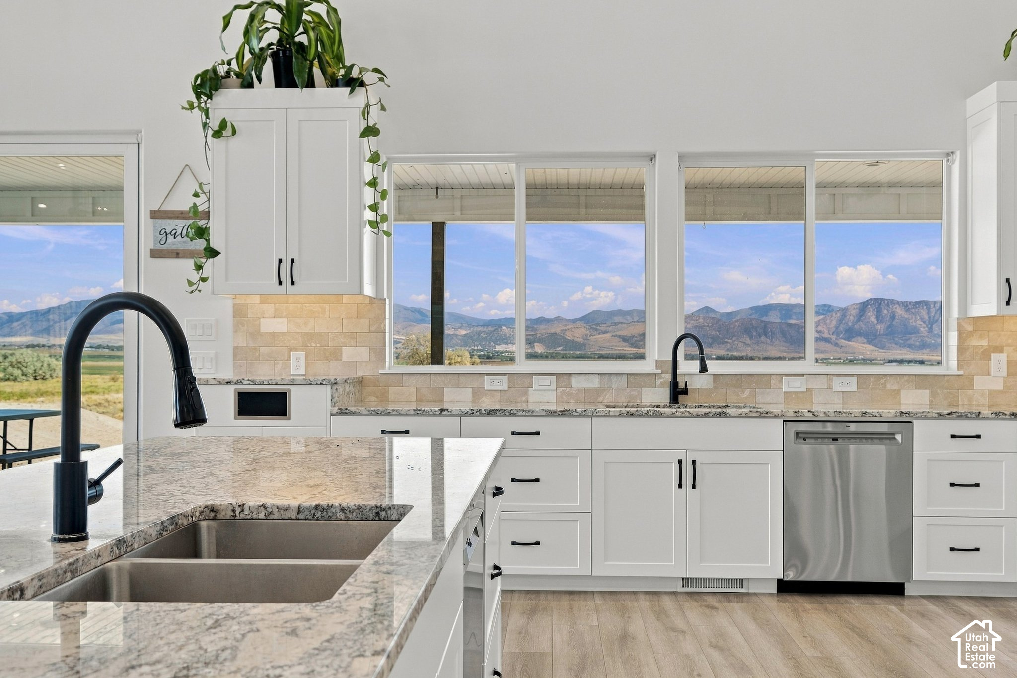 405 N WONDERFUL LIFE LN