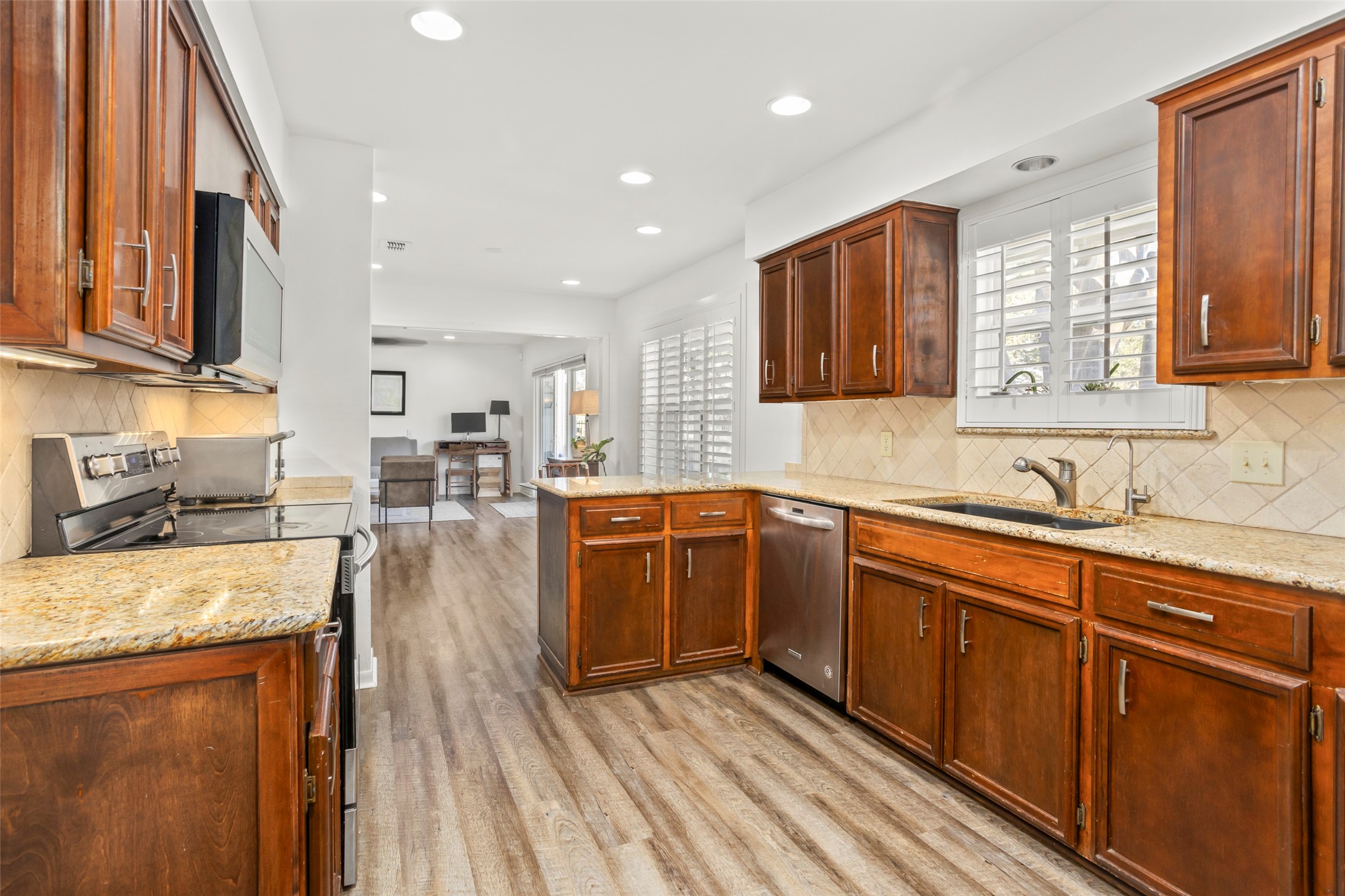 6904 Miramar Circle