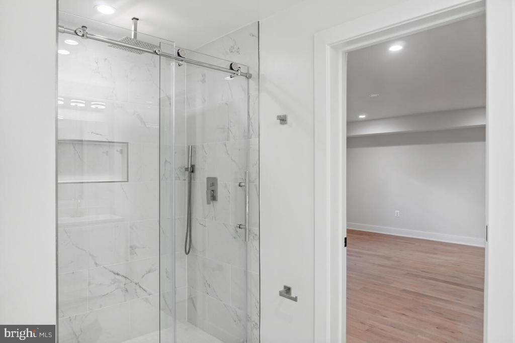 2729 WOODLEY PLACE