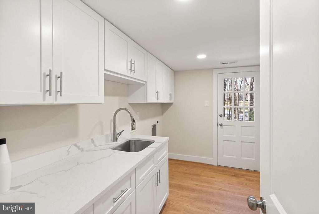 1720 FOX RUN COURT