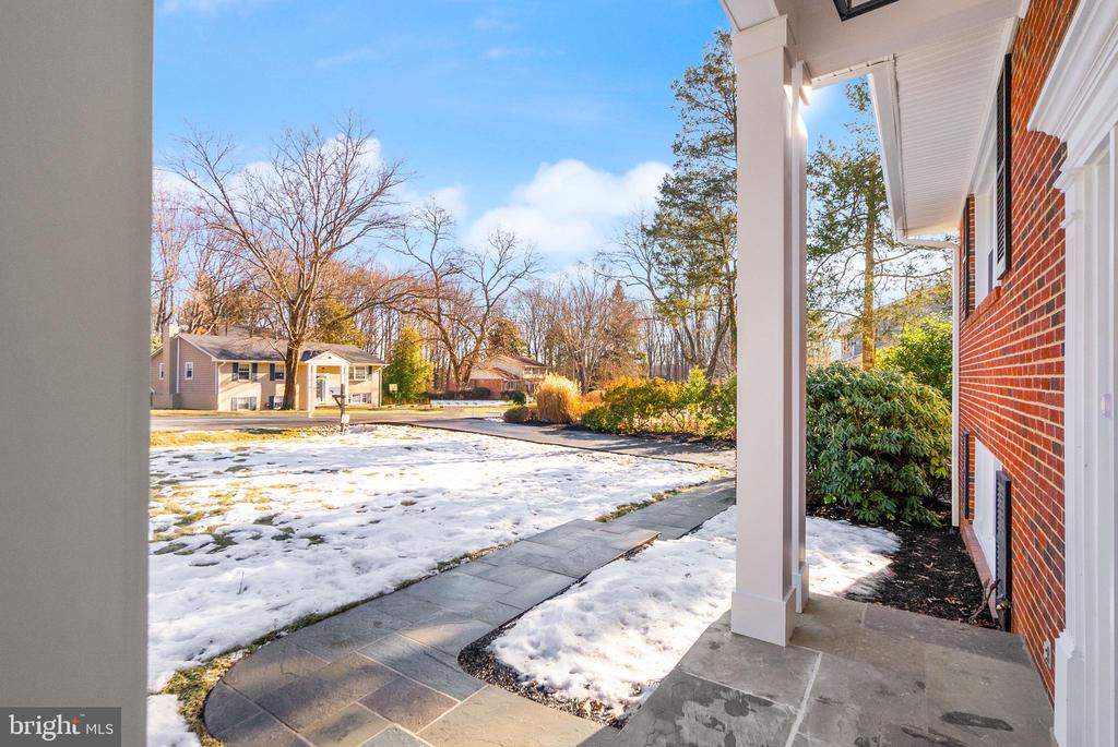 1720 FOX RUN COURT